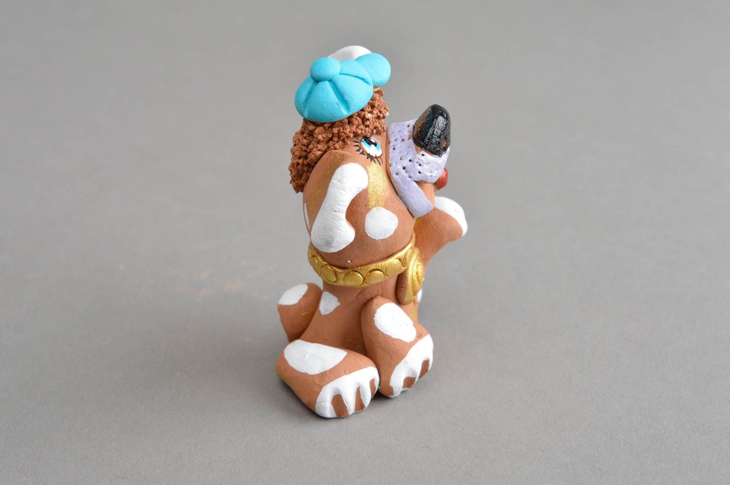 Веселая керамическая фигурка ручной работы собака чемпион с медалью в кепке фото 4