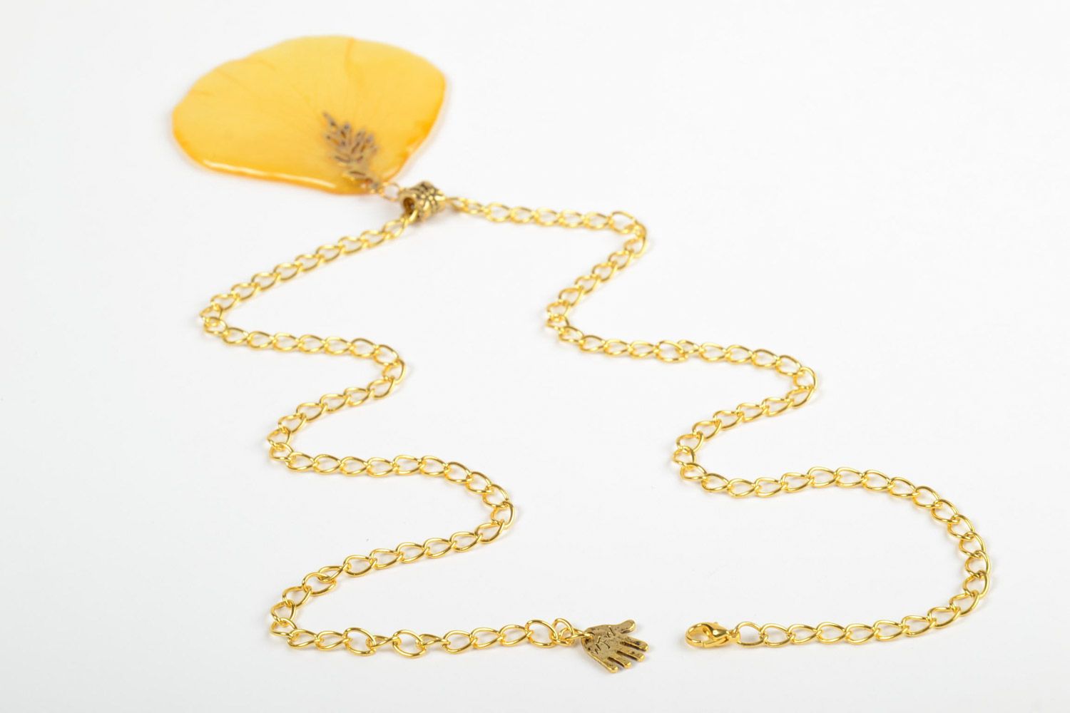 Кулон с лепестком в эпоксидной смоле желтый на замшевом шнурке ручной работы фото 5