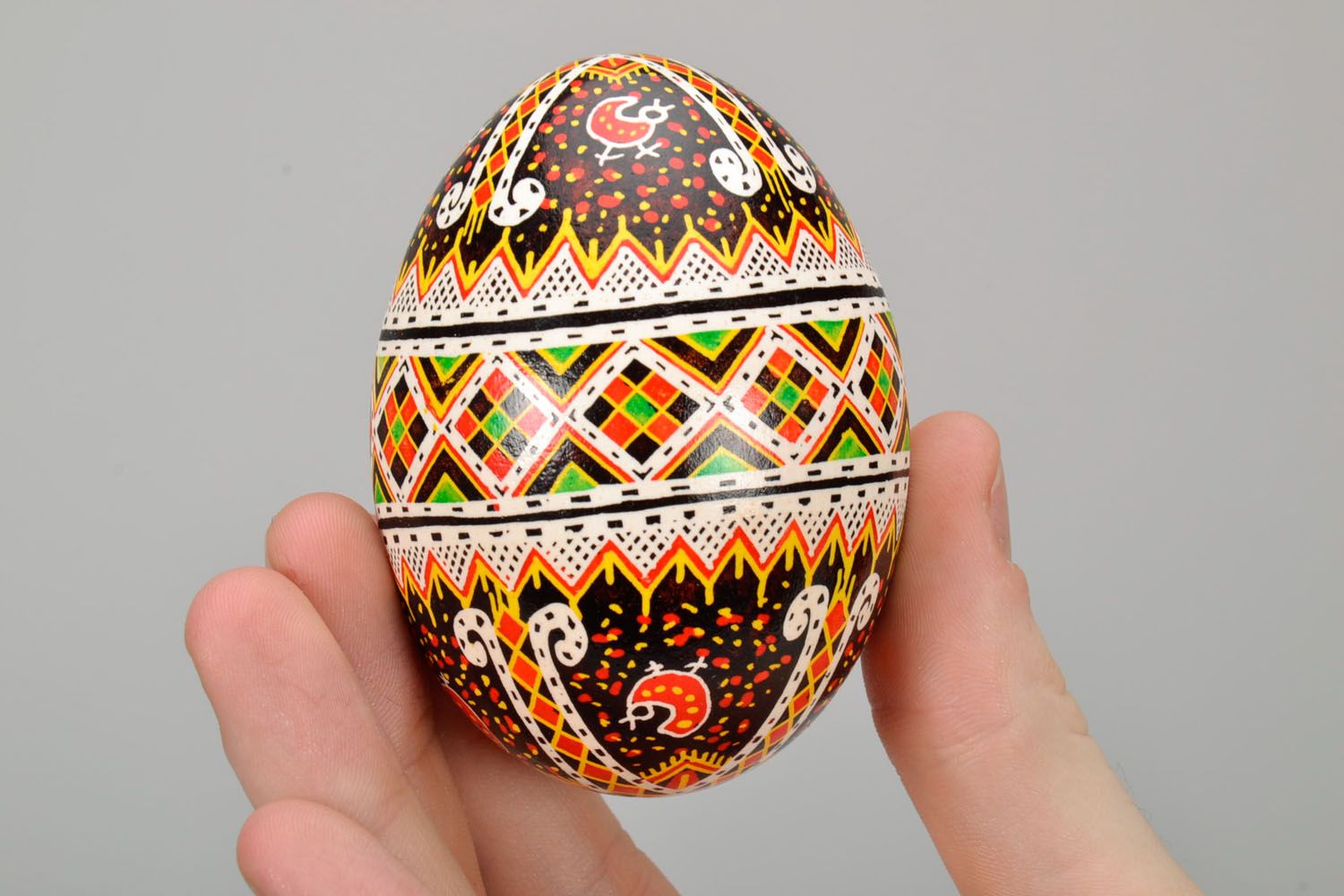 Ovo da Páscoa decorativo pintado à mão em técnica de cera  foto 5