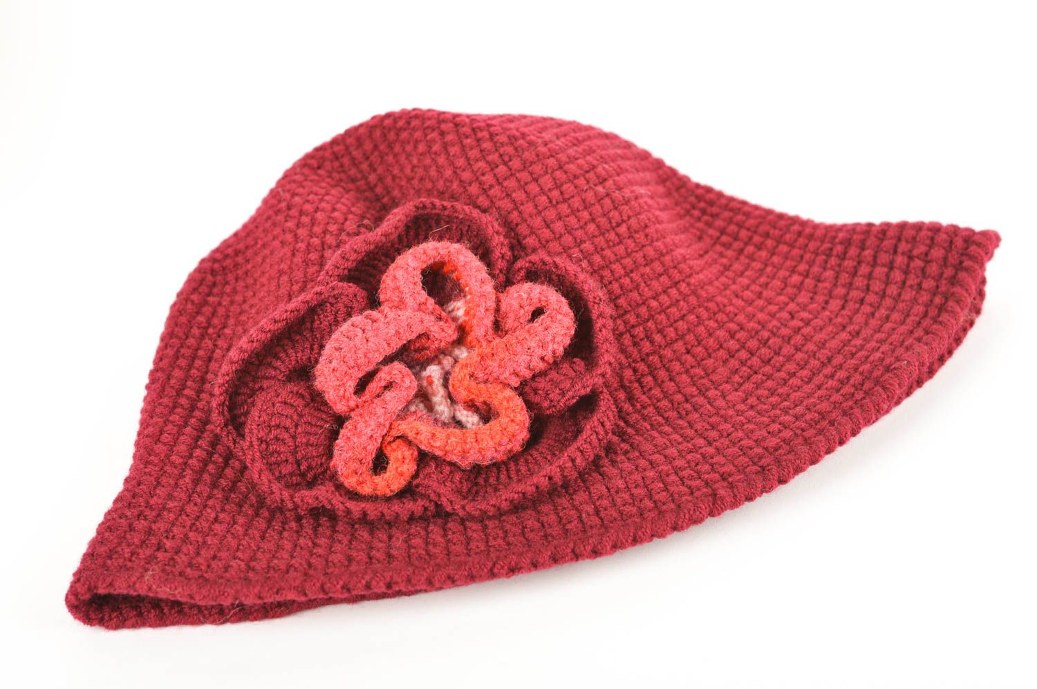 Bonnet tricot fait main Vêtement femme rouge foncé avec fleur Cadeau original photo 2