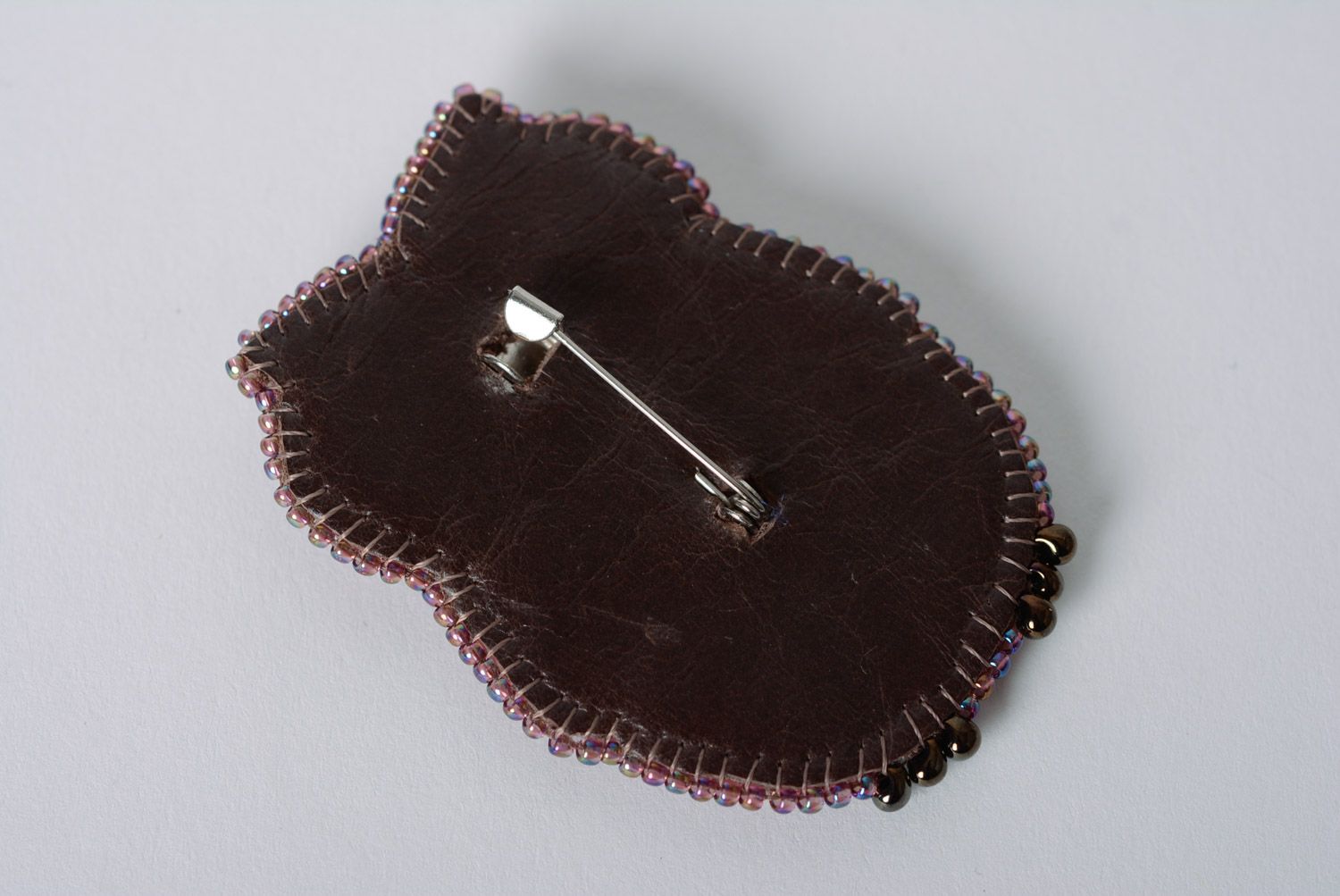 Broche artesanal con bordado de abalorios con forma de lechuza  foto 4
