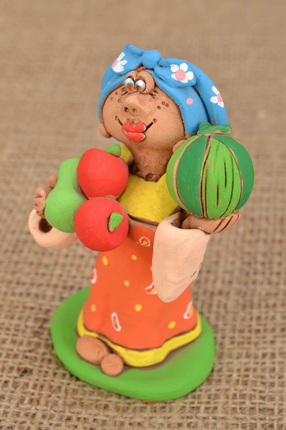 Figurine en argile faite main Femme avec fruits photo 1