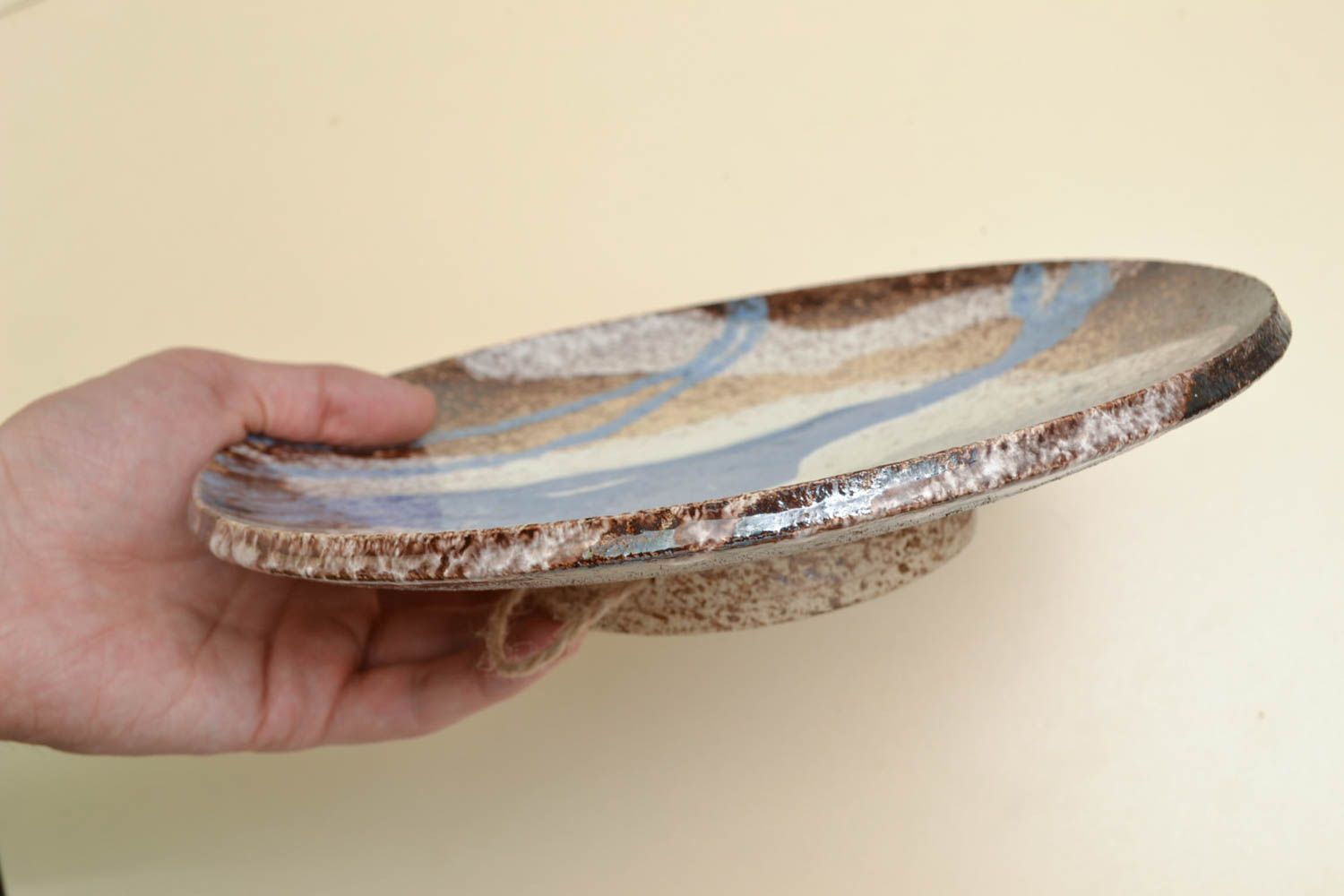 Необычная тарелка из глины плоская с глазурью  фото 4