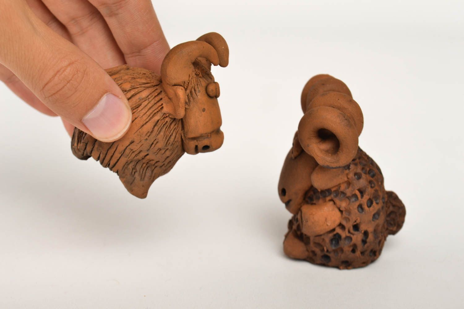Figurines animaux faites main Statuettes design 2 moutons en argile Déco maison photo 5