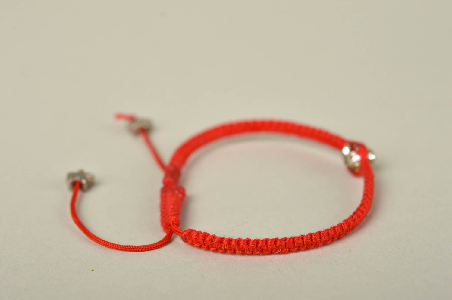 Браслет ручной работы красный авторская бижутерия модный браслет из шнура фото 4