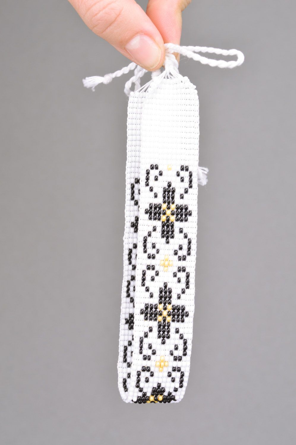 Колье из чешского бисера на завязках ручной работы белое с черными цветами фото 3