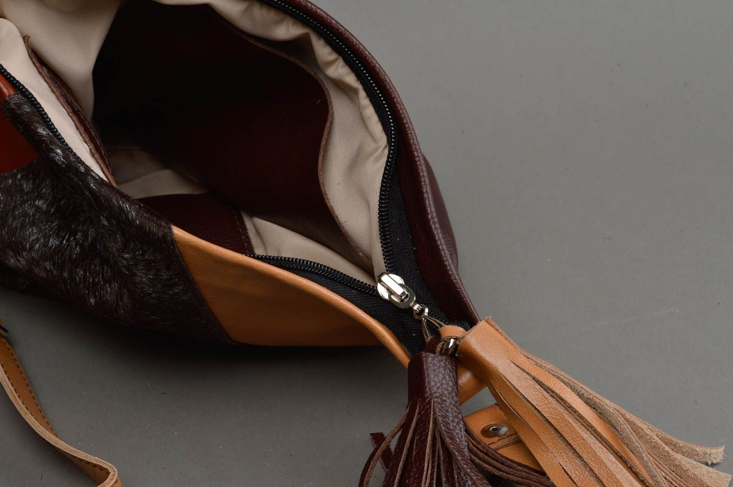 Авторская сумка ручной работы из натуральной кожи с кисточками с длинной шлейкой фото 4