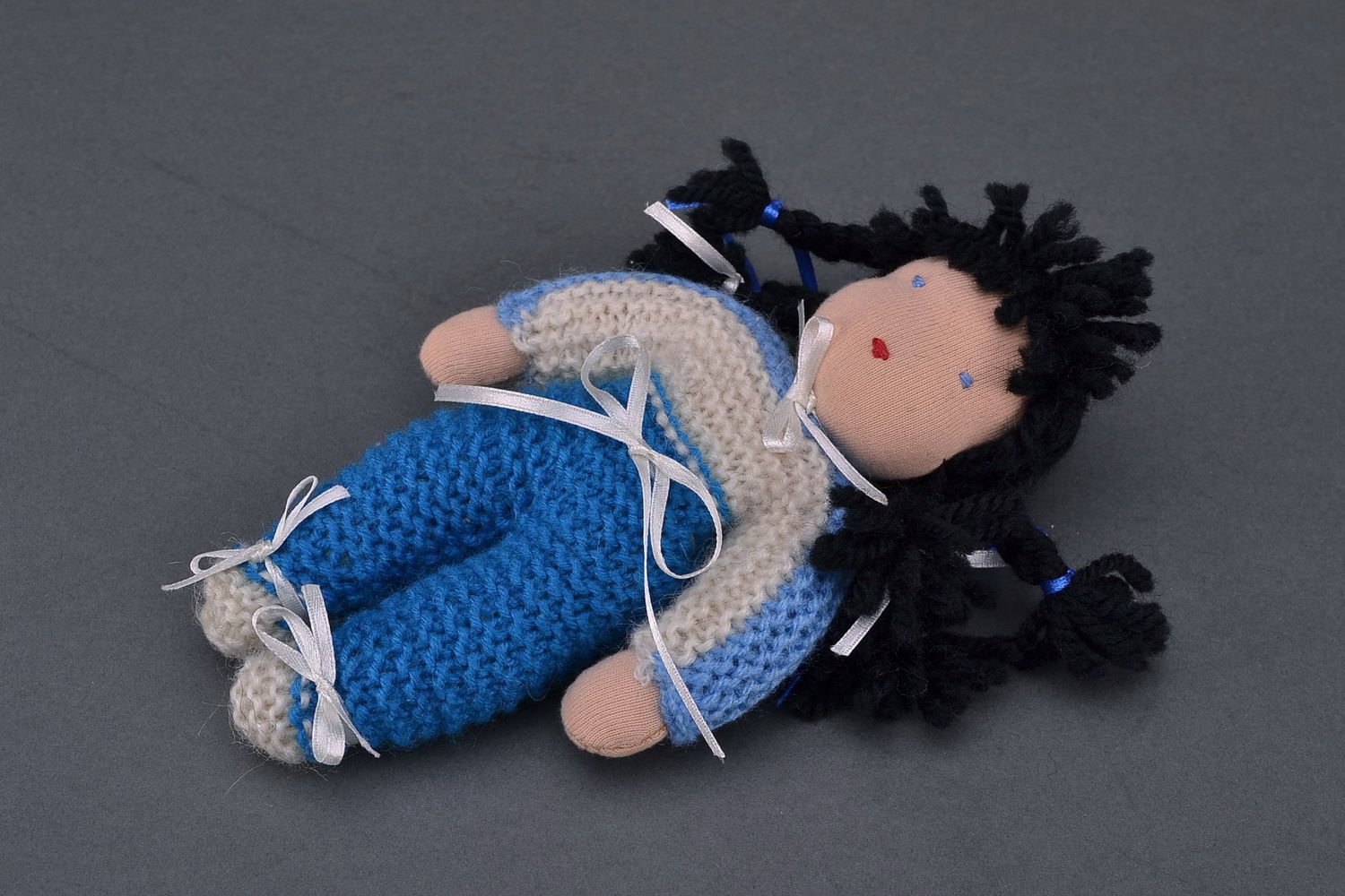 Bambola d arredo fatta a mano pupazzo a maglia morbido e interessante foto 2