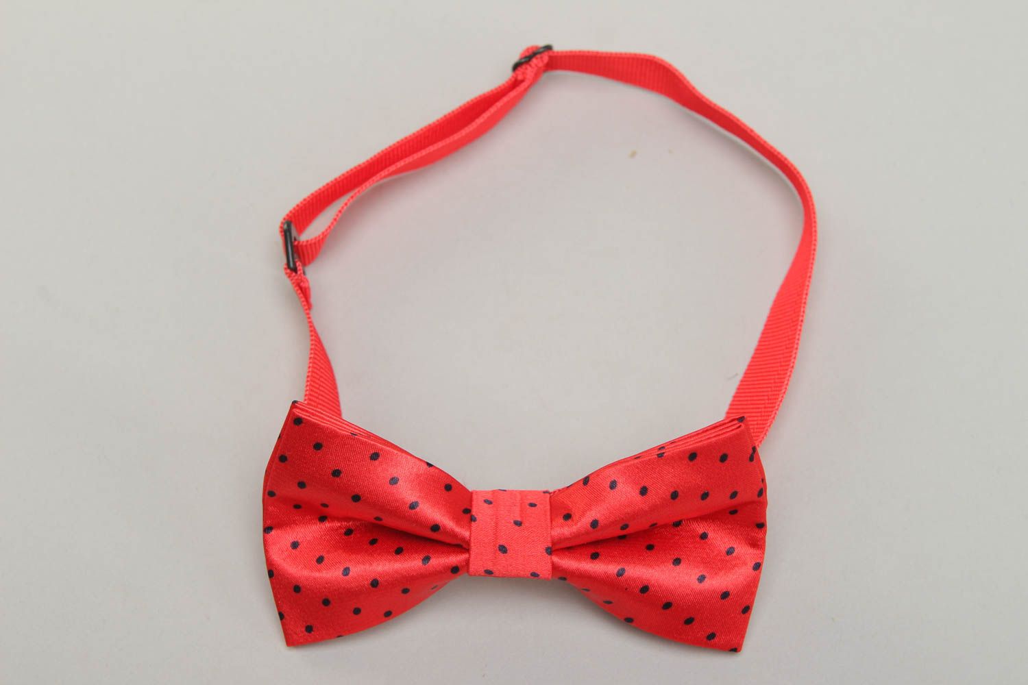 Red polka dot satin fabric bow tie photo 1