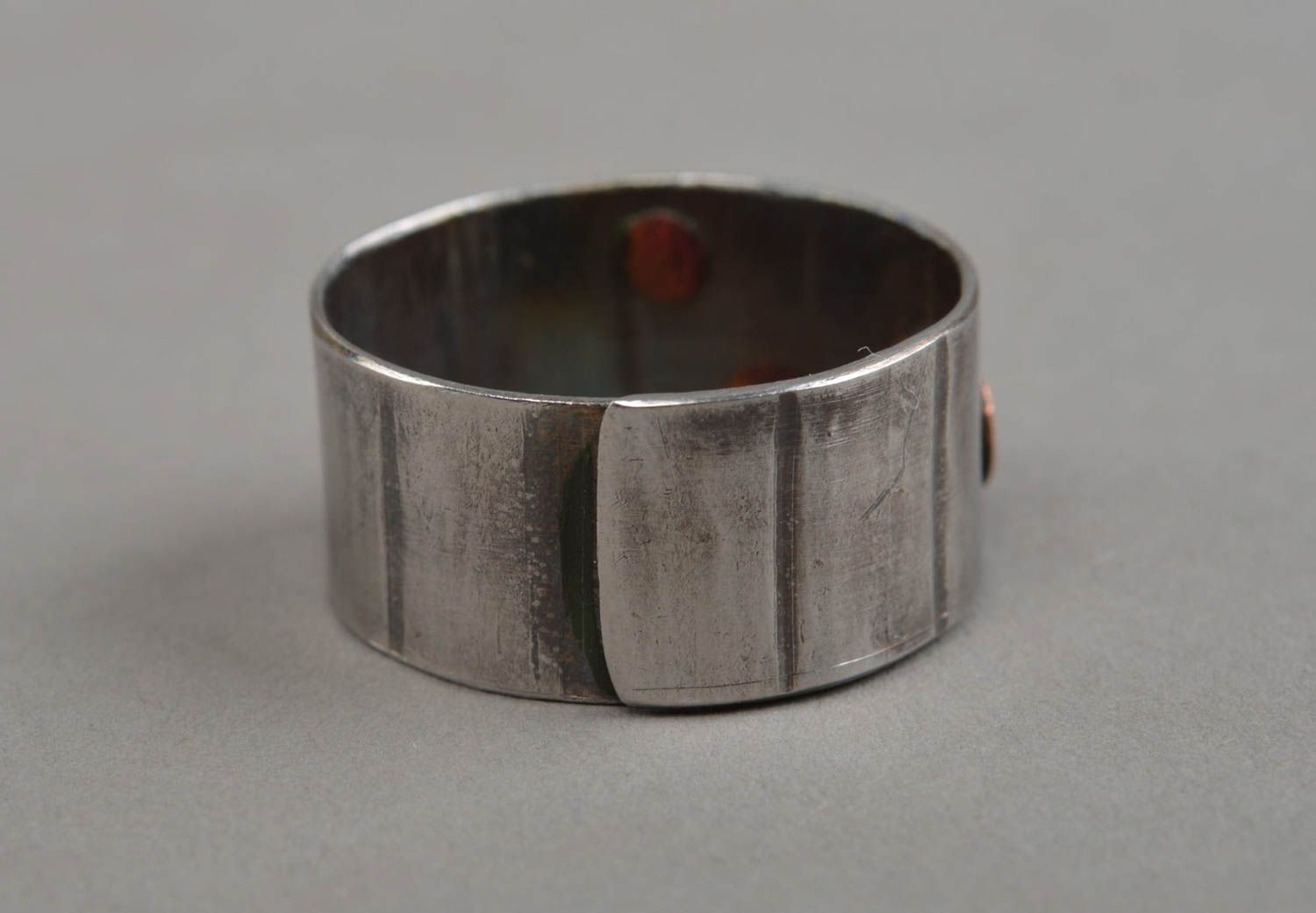 Schöner stilvoller eleganter handgemachter Ring aus Metall Unisex geschmiedet foto 2