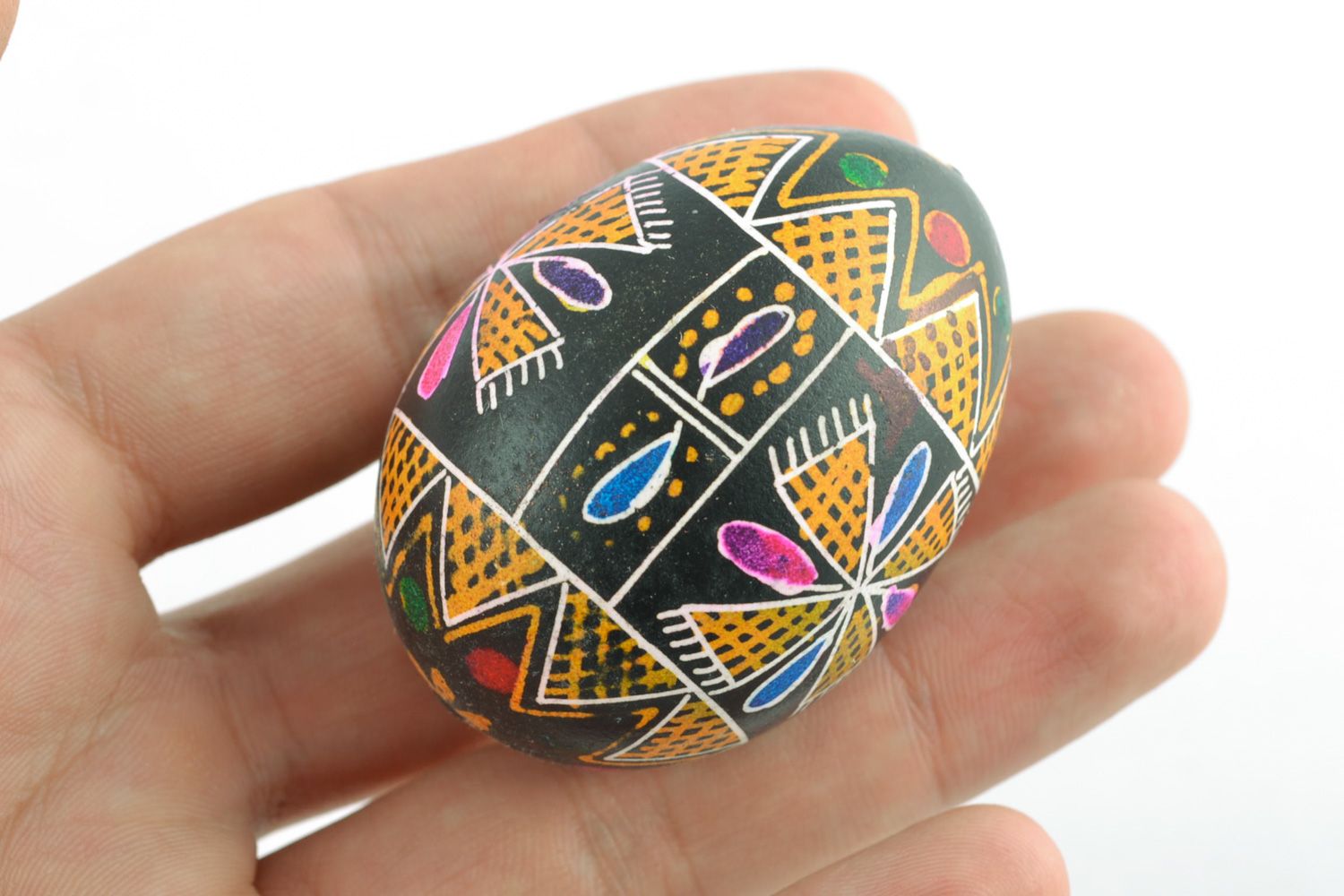 Huevo de Pascua pintado a mano en la técnica de cera foto 2
