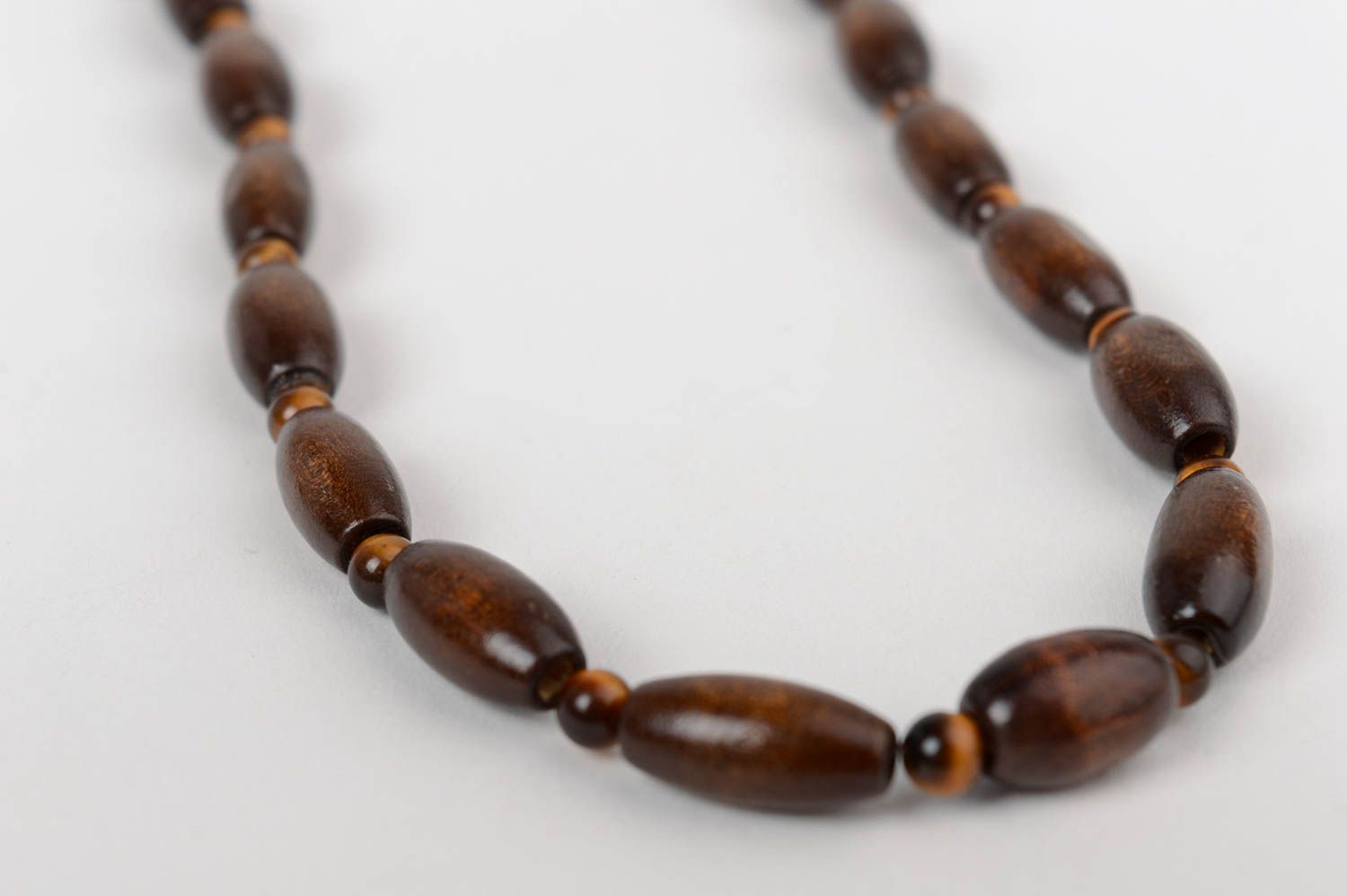 Collier en perles en bois marron avec pierre œil-de-tigre original fait main photo 5
