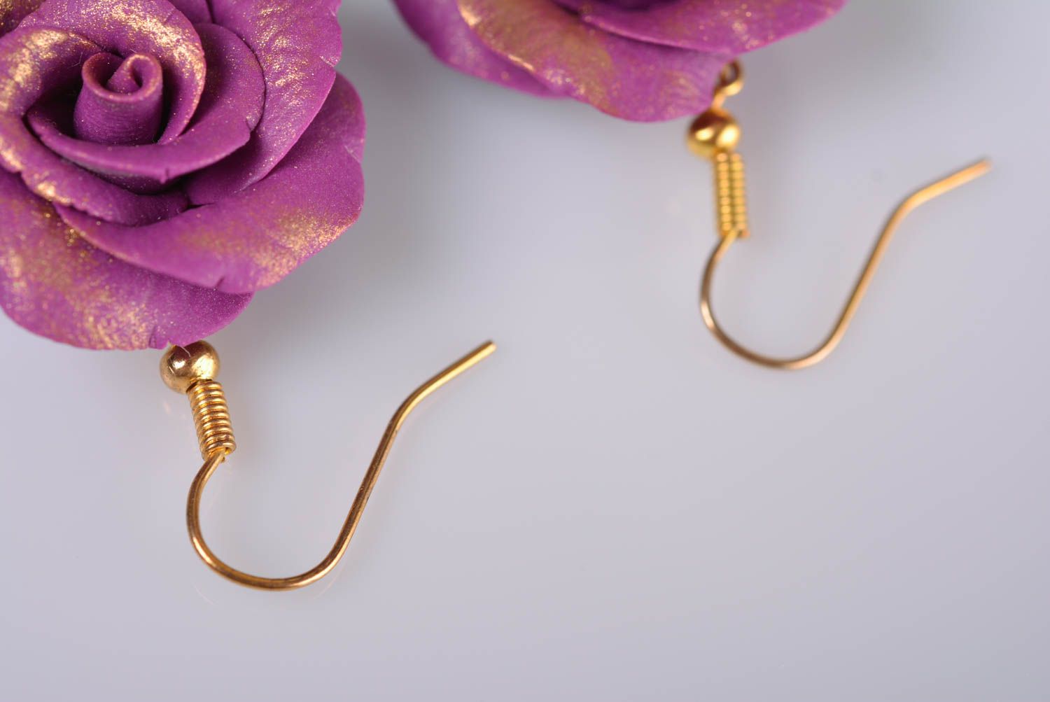 Boucles d'oreilles en pâte polymère pendantes faites main Rose violettes photo 4
