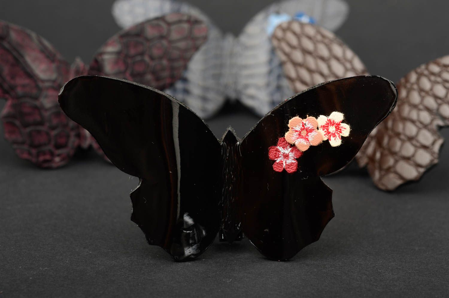 Broche noire faite main Bijou en cuir papillon fleurs Cadeau pour femme original photo 1
