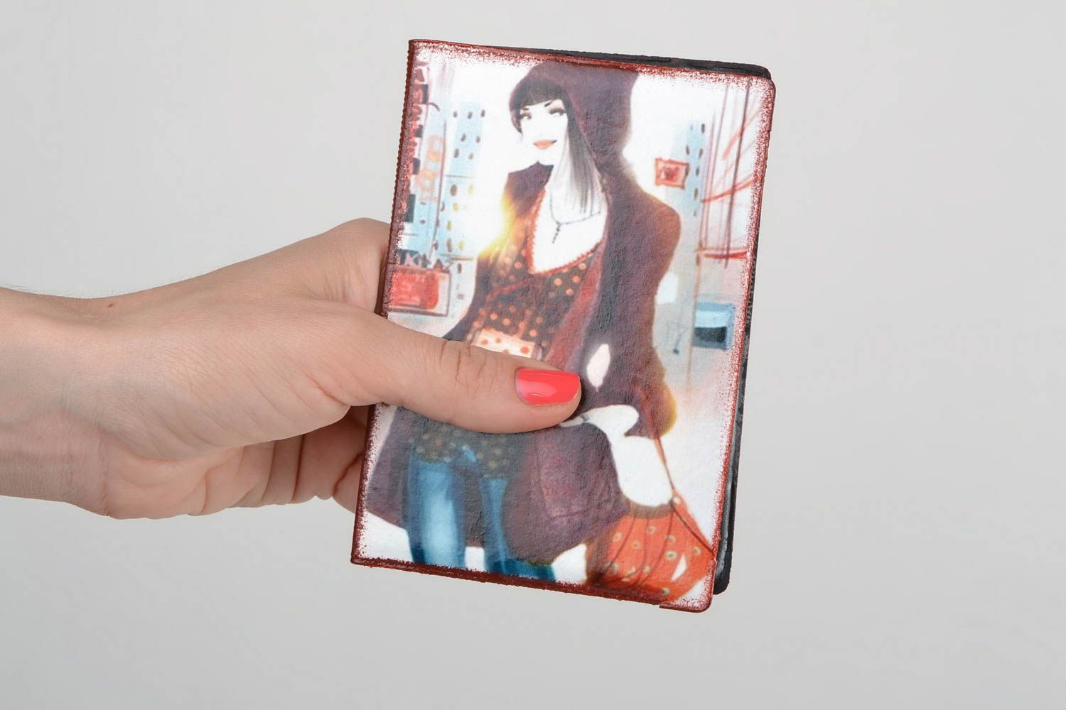 Porte-passeport en similicuir fait main avec dessin d'une femme stylée photo 2