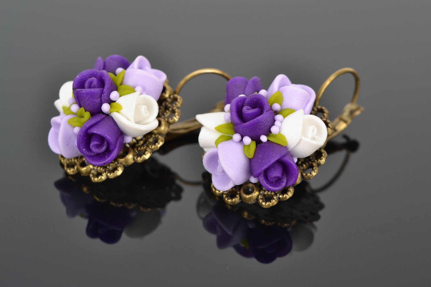 Boucles d'oreilles en pâte polymère Roses violettes faites main originales photo 1