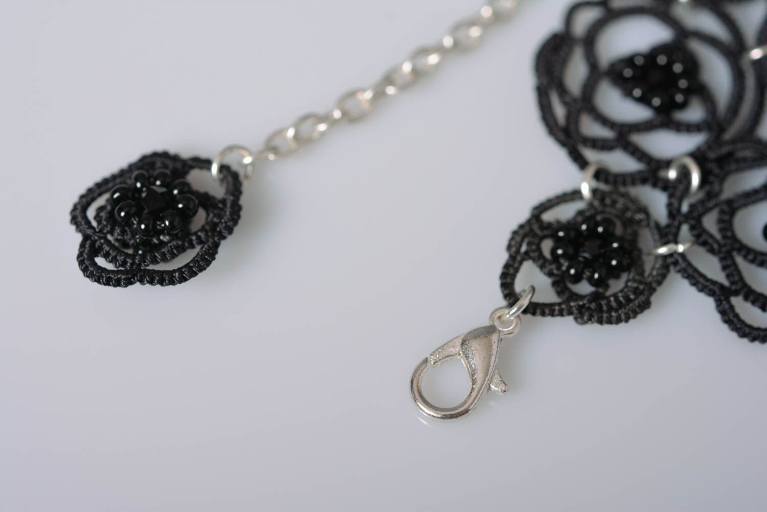 Черный браслет из ниток ручной работы дизайнерское украшение браслет на руку фото 4