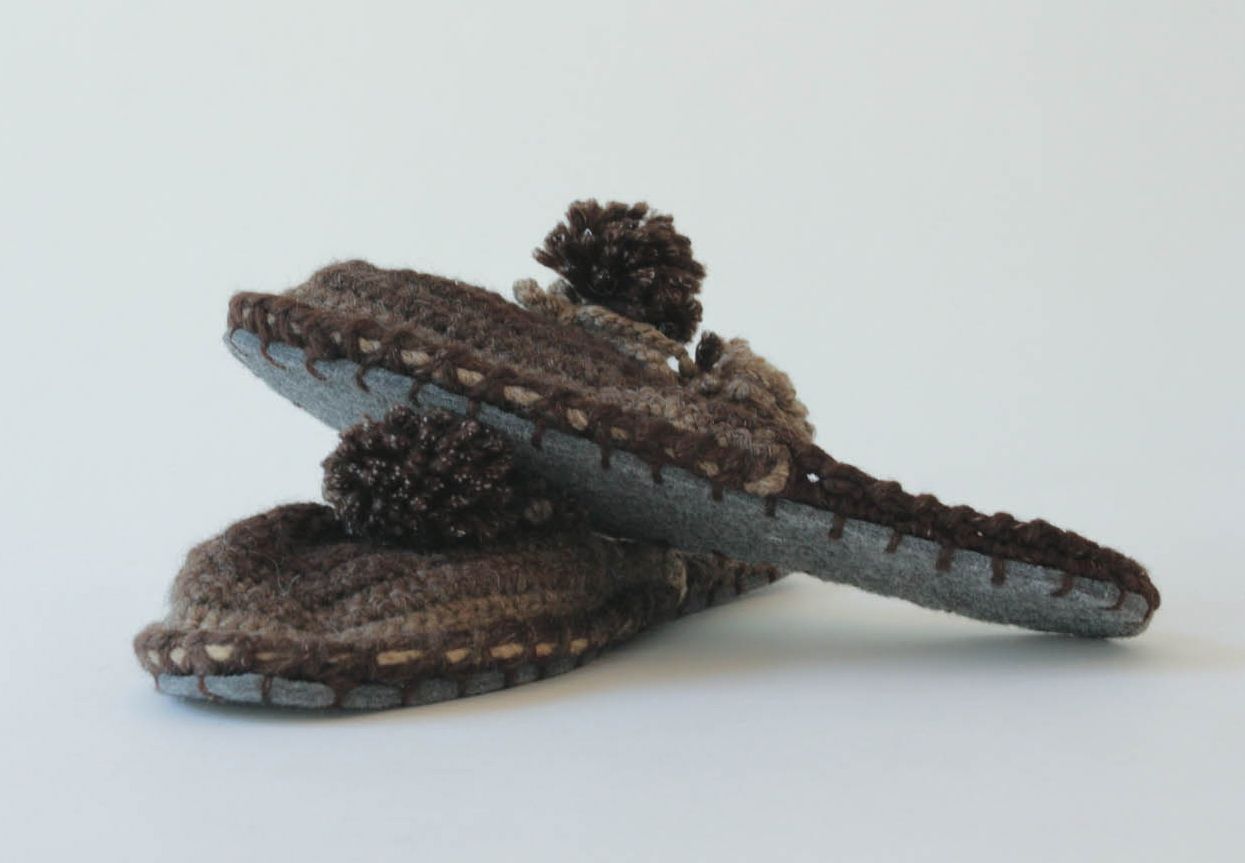 Brown knitted slippers photo 3