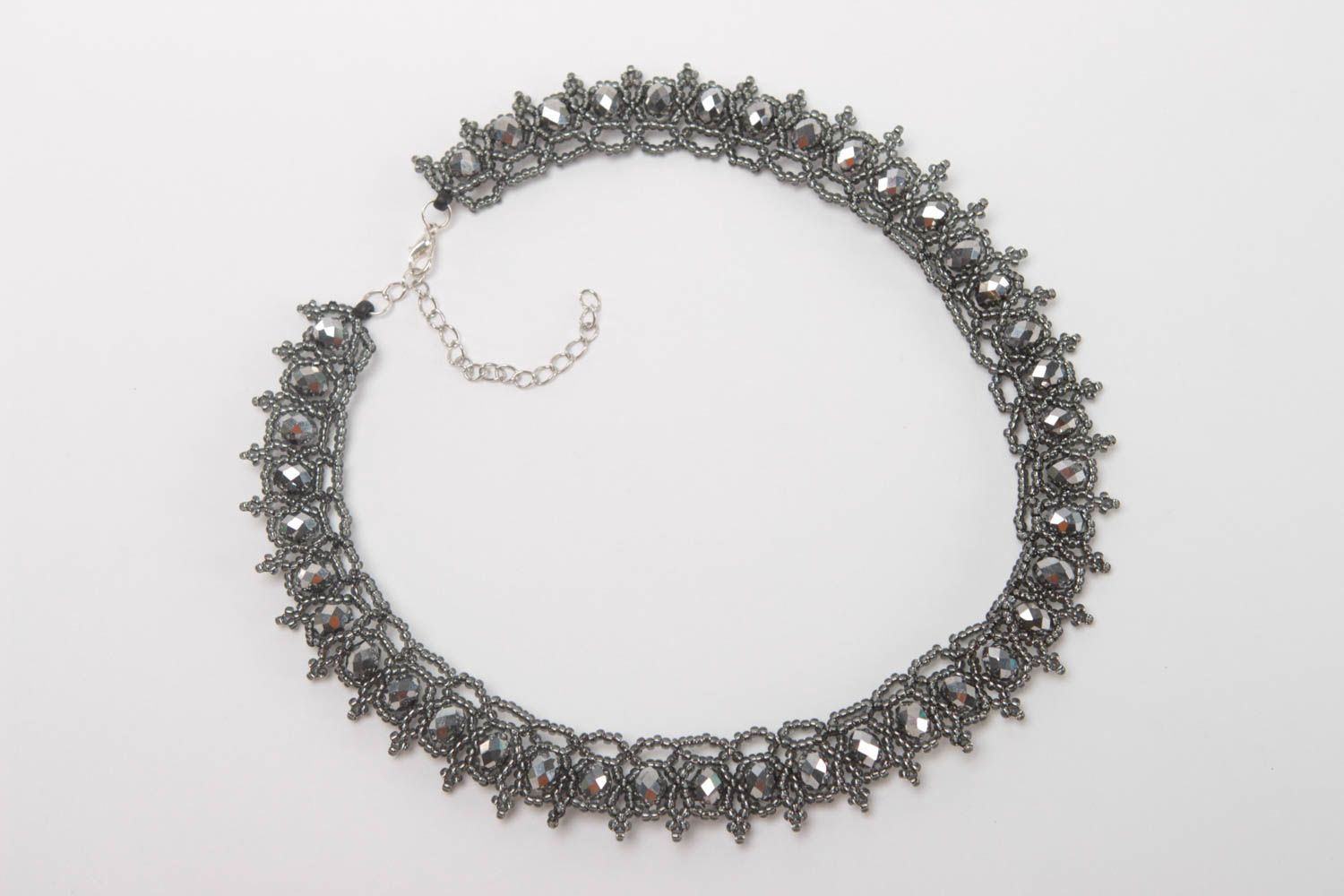 Ожерелье из бисера и бусин хрустальных ручной работы серое оригинальное нарядное фото 2