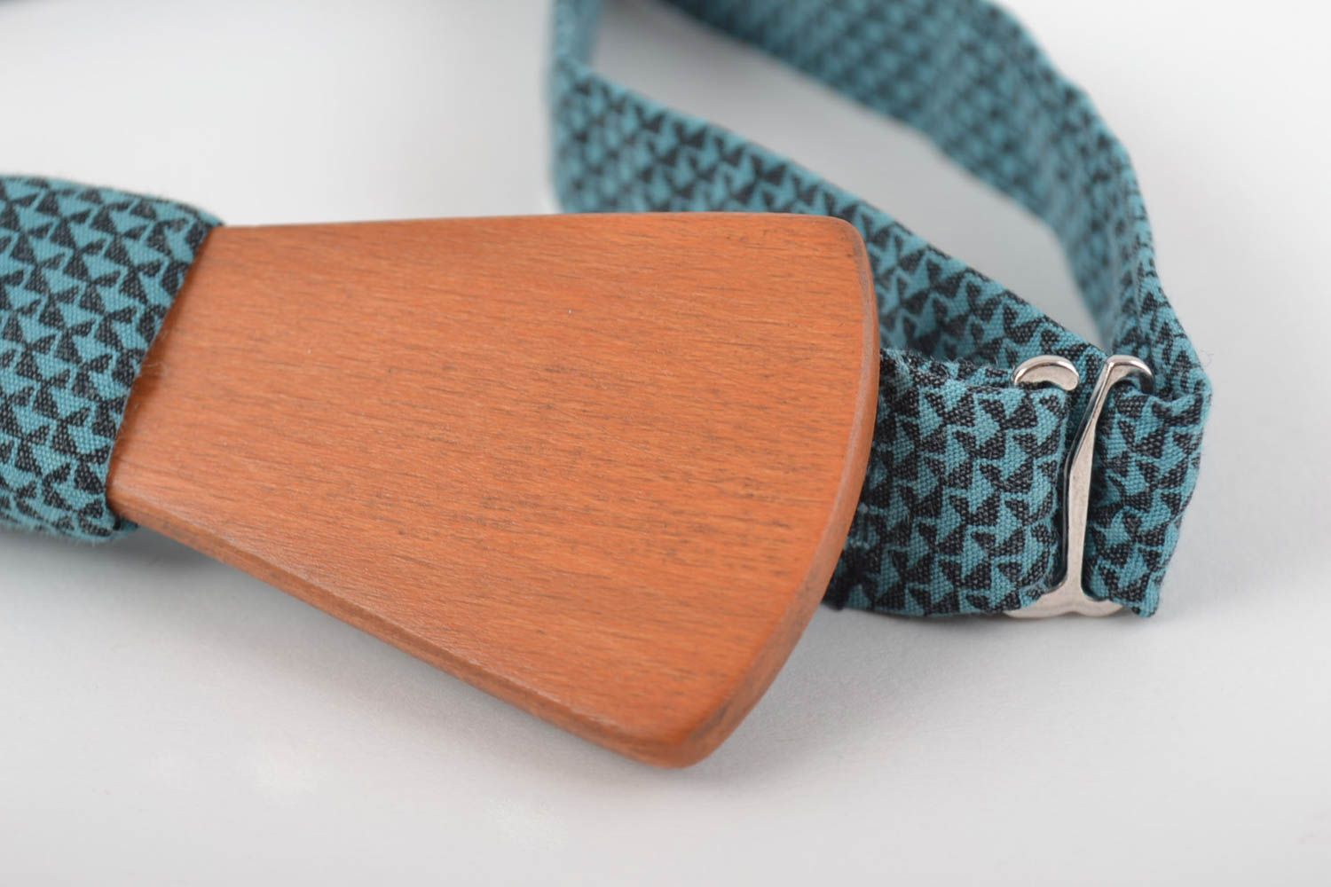 Деревянный галстук-бабочка с тканевым ремешком с принтом ручной работы фото 2