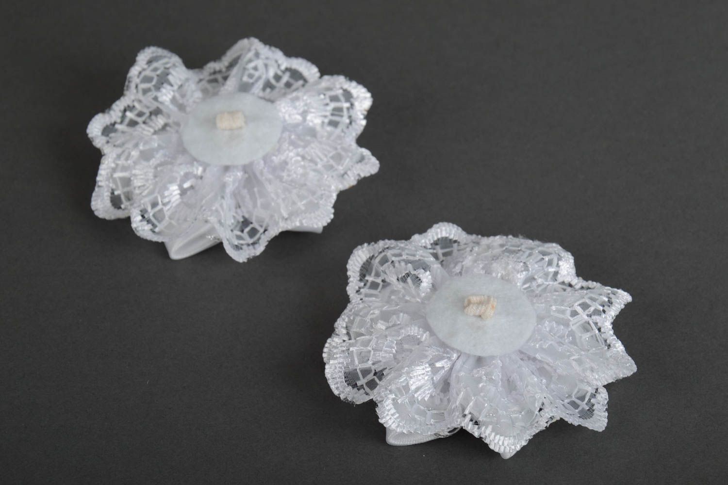 Weiße dekorative Blumen für Schmucksachen aus Atlasbändern Set 2 Stück handmade foto 3