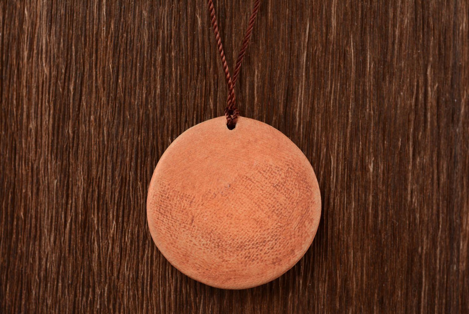 Pingente amuleto de cerâmica feito à mão e coberto com esmalte com símbolo eslavo foto 5