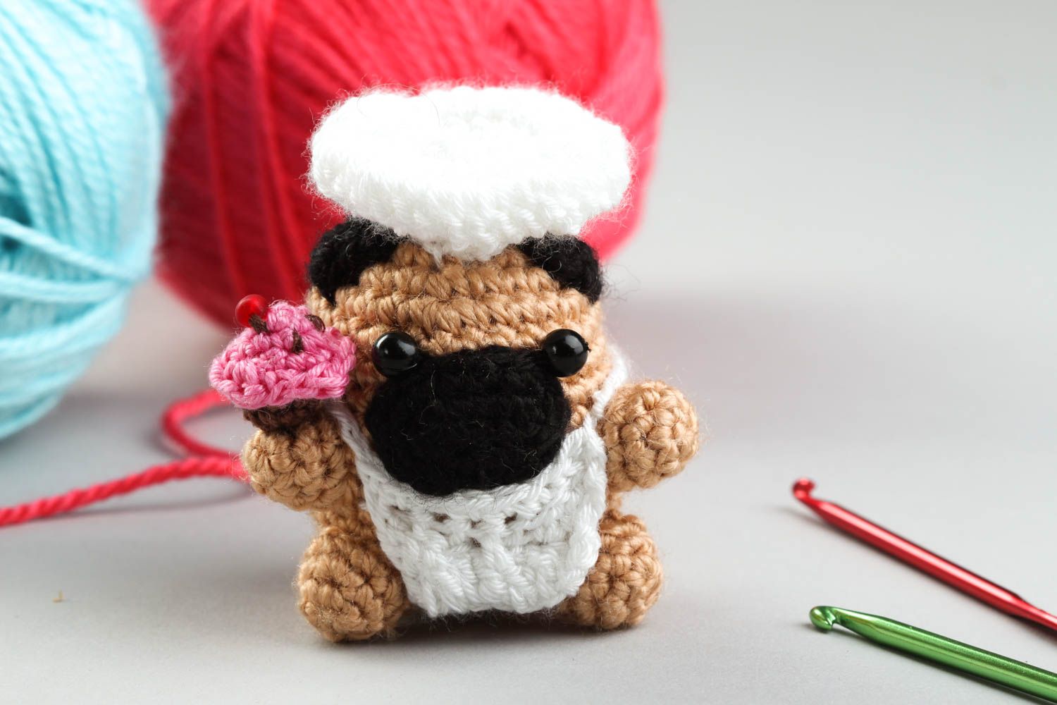 Jouet carlin Peluche faite main tricoté miniature Cadeau enfant Cuisinier photo 1