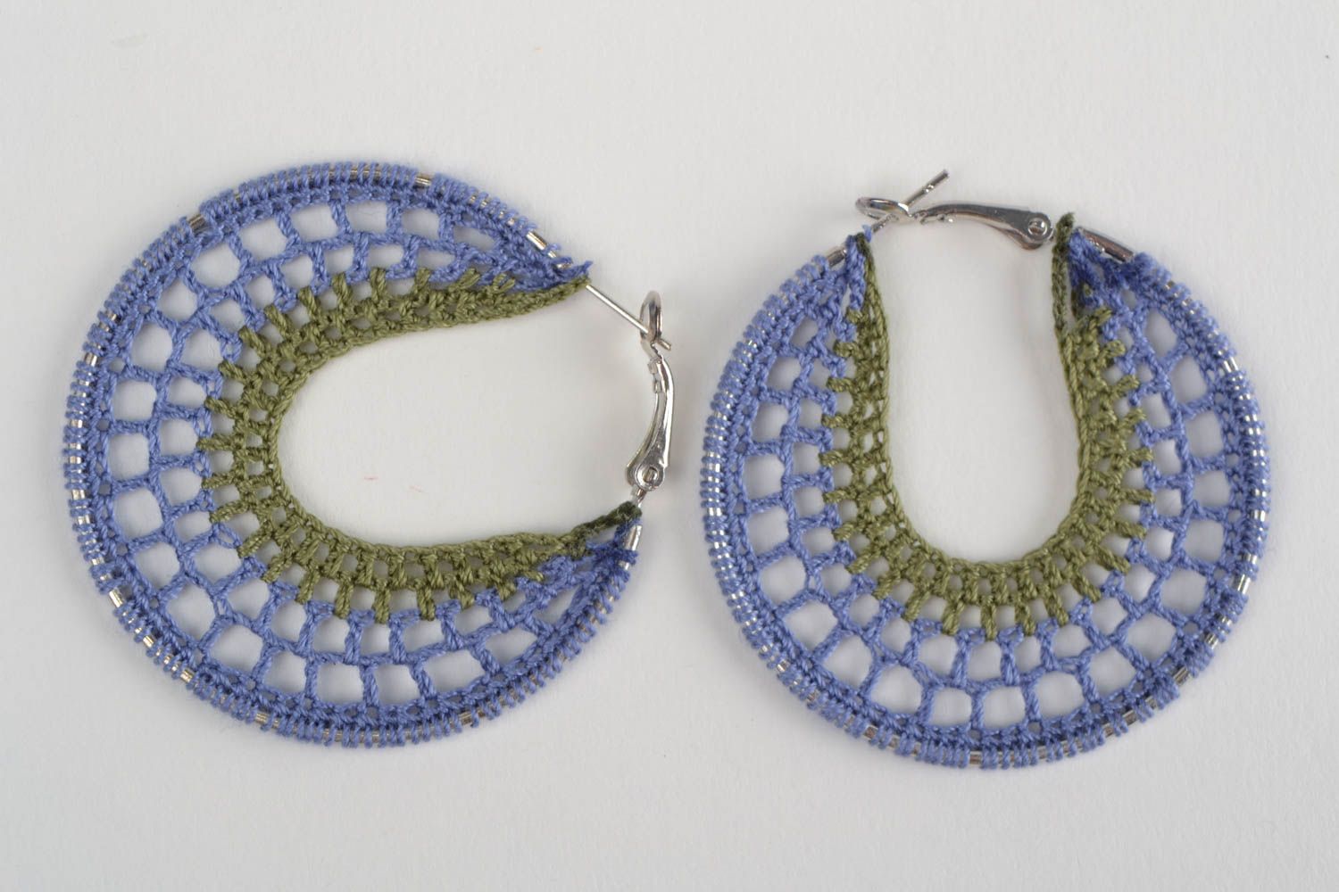 Boucles d'oreilles tricotées faites main en fils avec anneaux en métal bijou photo 3