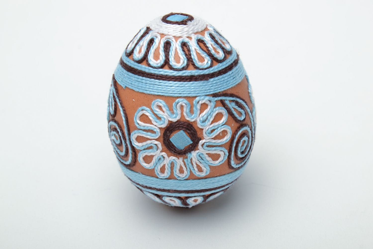 Oeuf de Pâques fait main décoratif entouré de fils de soie bleu original photo 2