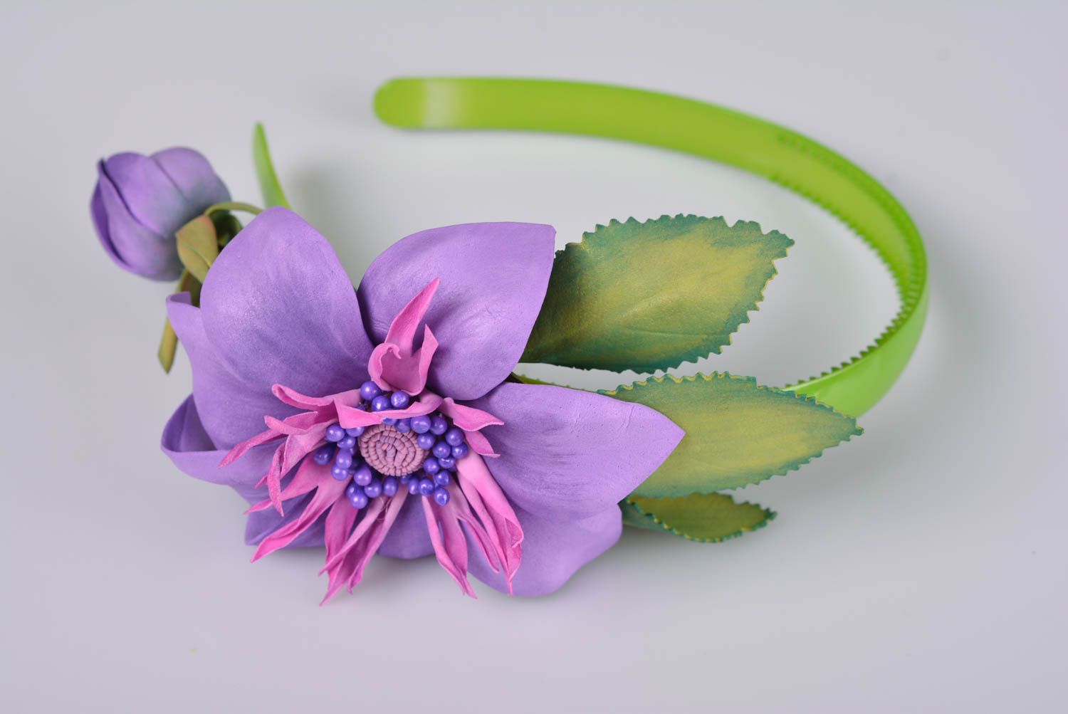 Serre-tête Fleur violette foamiran base verte en plastique beau fait main photo 1