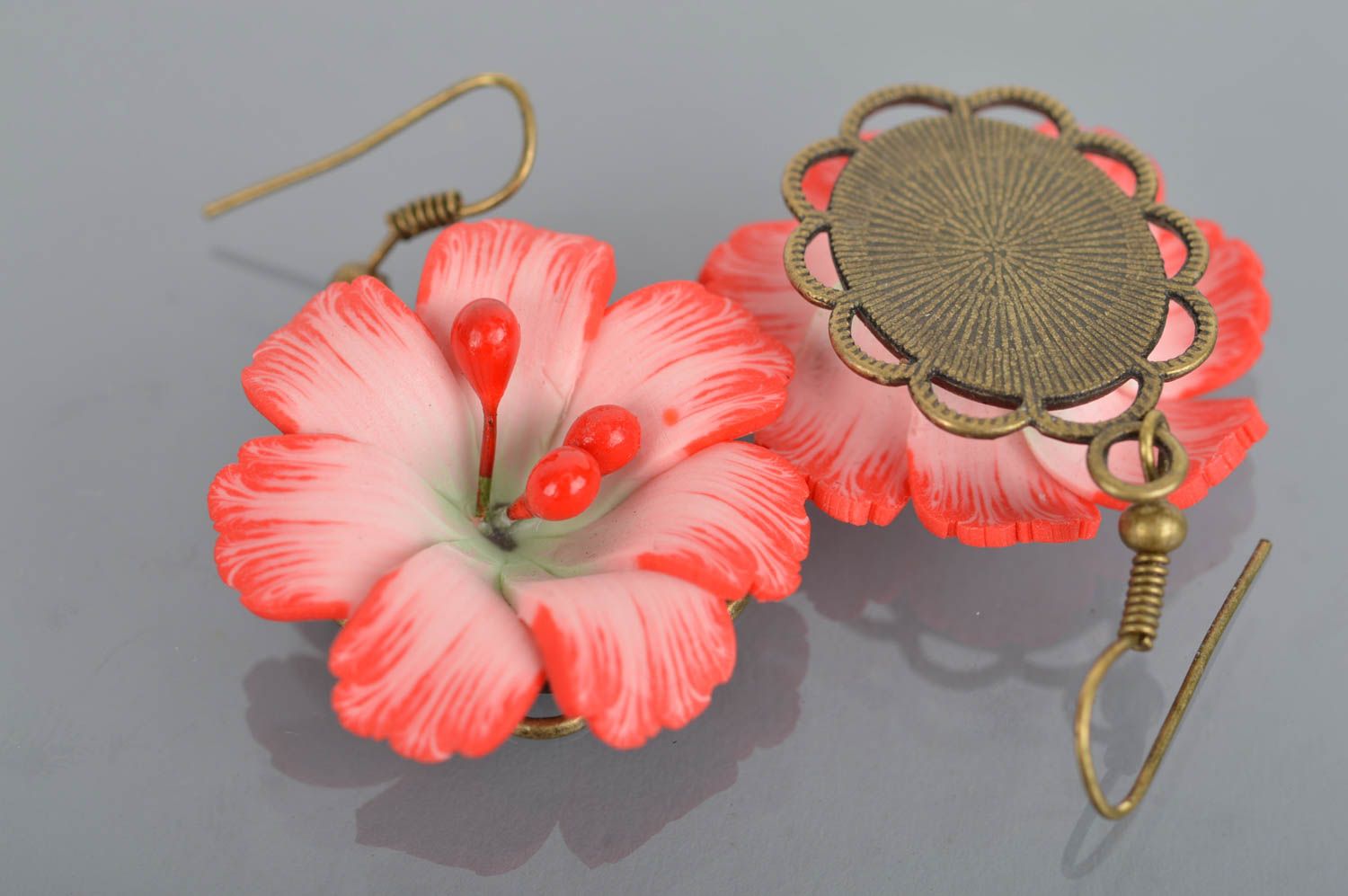 Pendientes con flores de arcilla polimérica pequeños estilosos hechos a mano foto 5