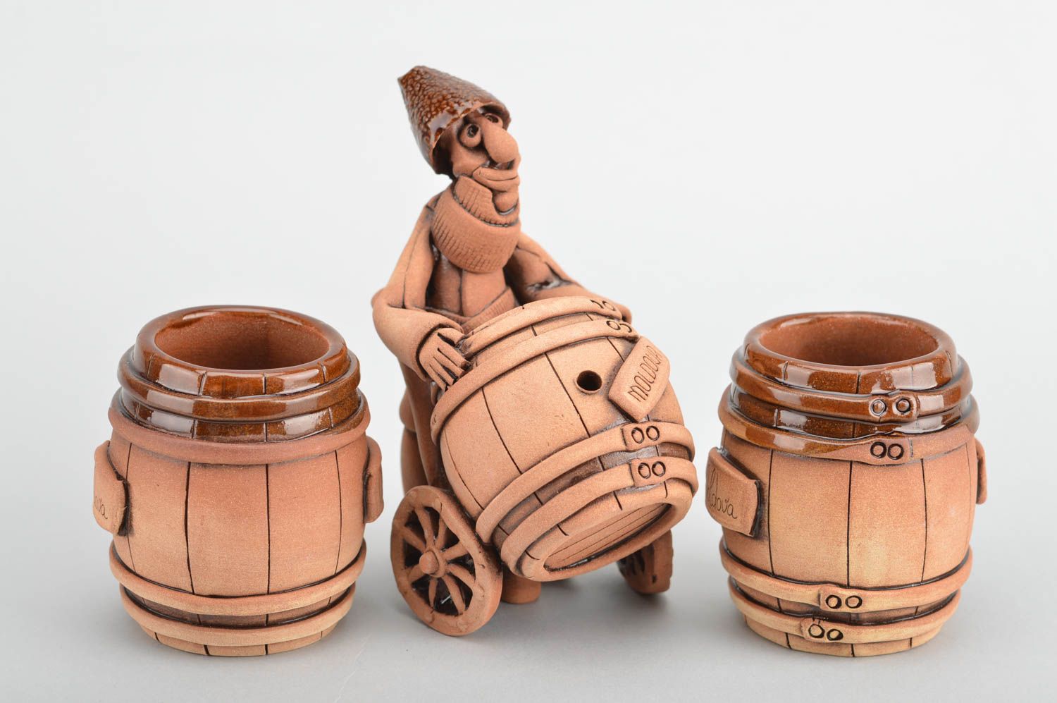 Set de regalo de cerámica figura de vinicultor y 2 vasos artesanales 75 ml  foto 5