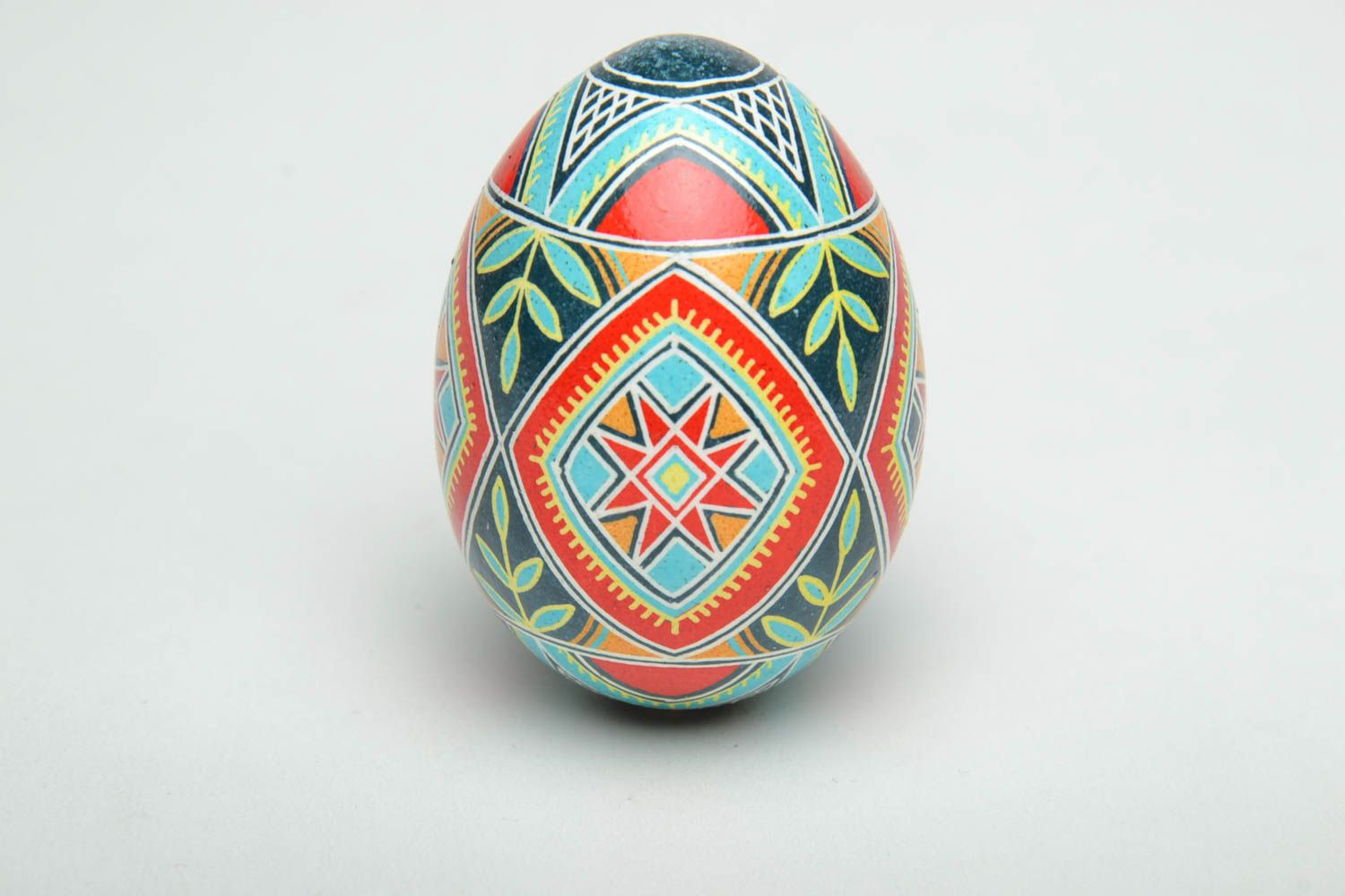 Oeuf de Pâques décoratif fait main original peint avec ornement traditionnel photo 3