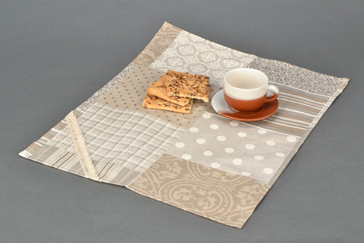 Napperon décoratif carré en coton beige et gris de style patchwork fait main photo 1