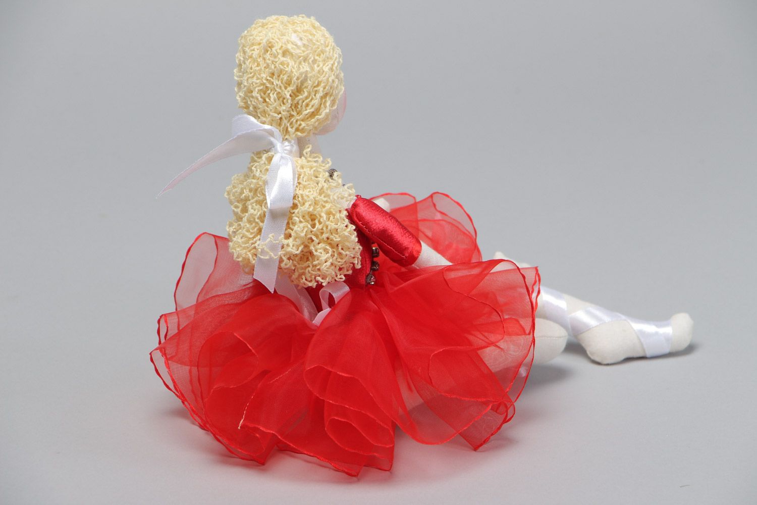 Poupée ballerine en robe rouge faite main à partir de coton et lin pour fille photo 4