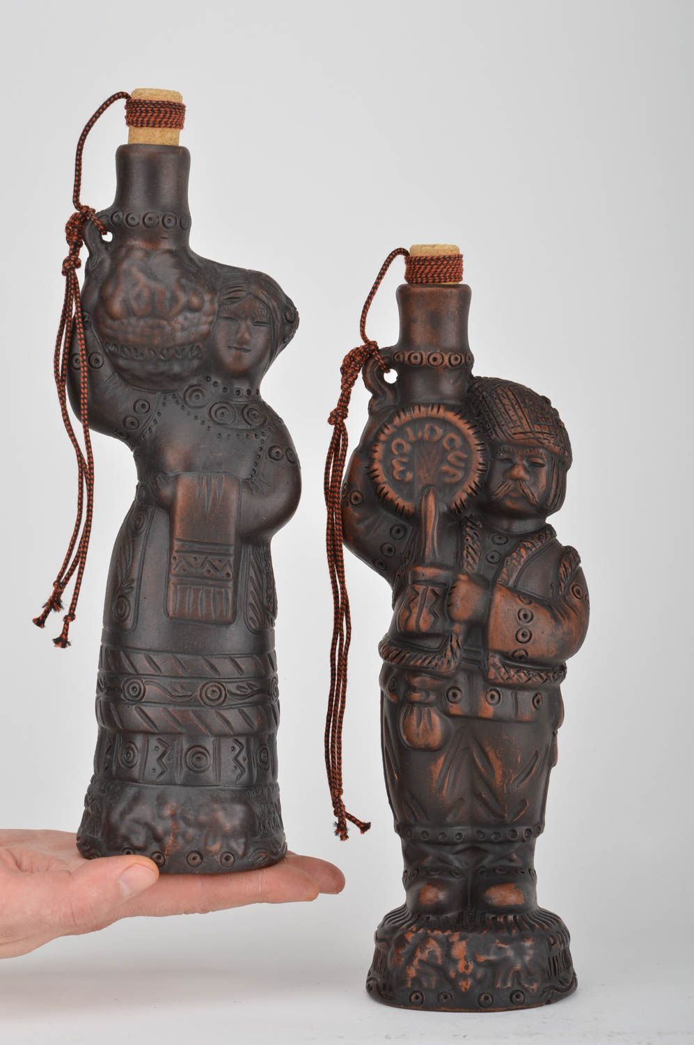Ensemble de 2 bouteilles décoratives en argile faites main marron 1.4 l Couple photo 3