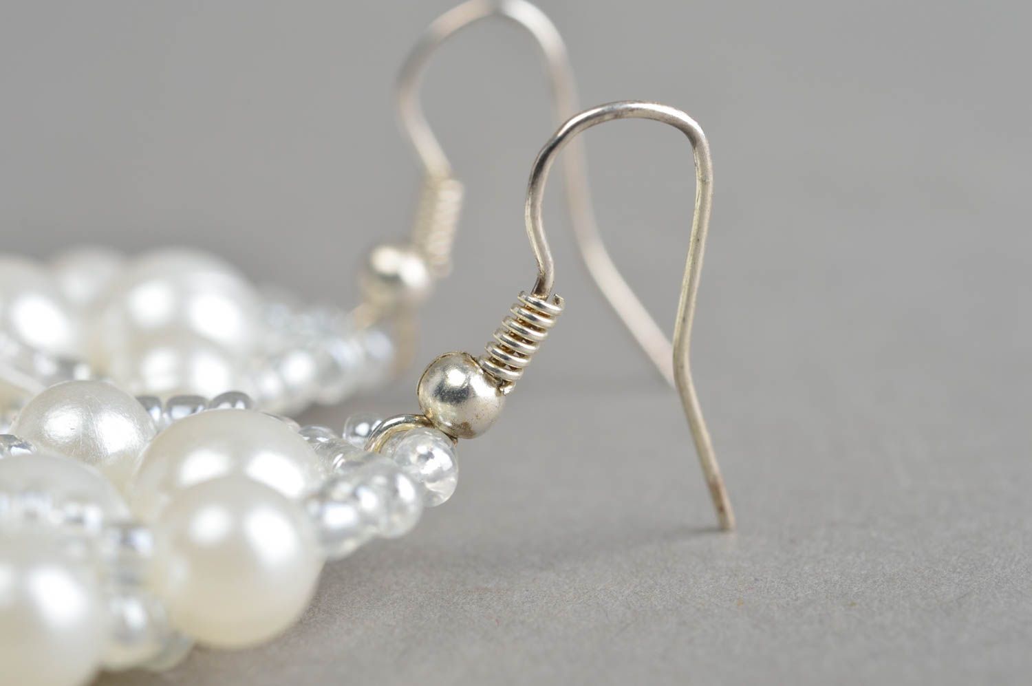 Weiße Gehänge Ohrringe aus Glasperlen und Perlen eizigartig feierlich handmade foto 4