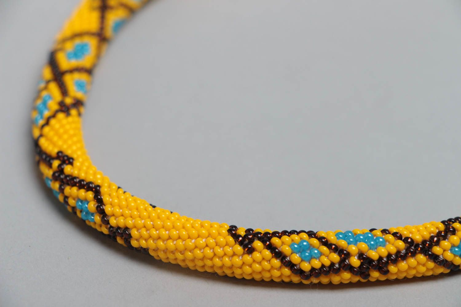 Collar de abalorios hecho a mano amarillo con ornamento adorno para el cuello  foto 4