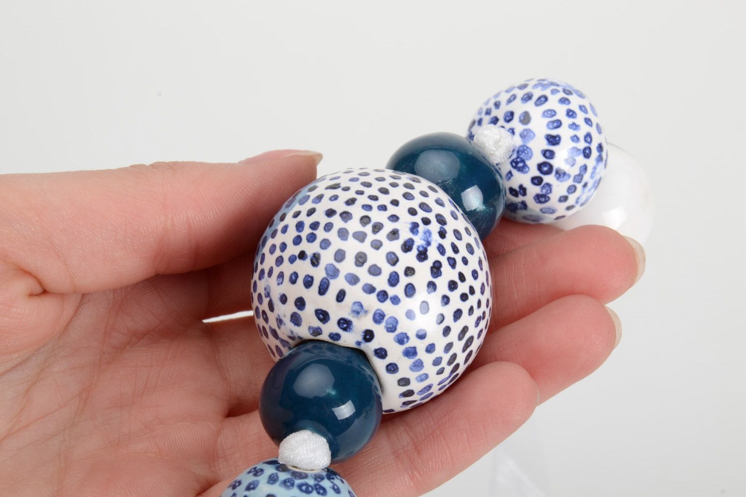 Handgemachtes Schmuck Set aus Keramik mit Bemalung in Weiß und Blau für Damen foto 5