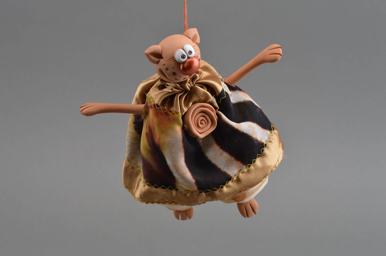 Интерьерная подвеска игрушка из глины и ткани ручной работы Модный кот фото 3