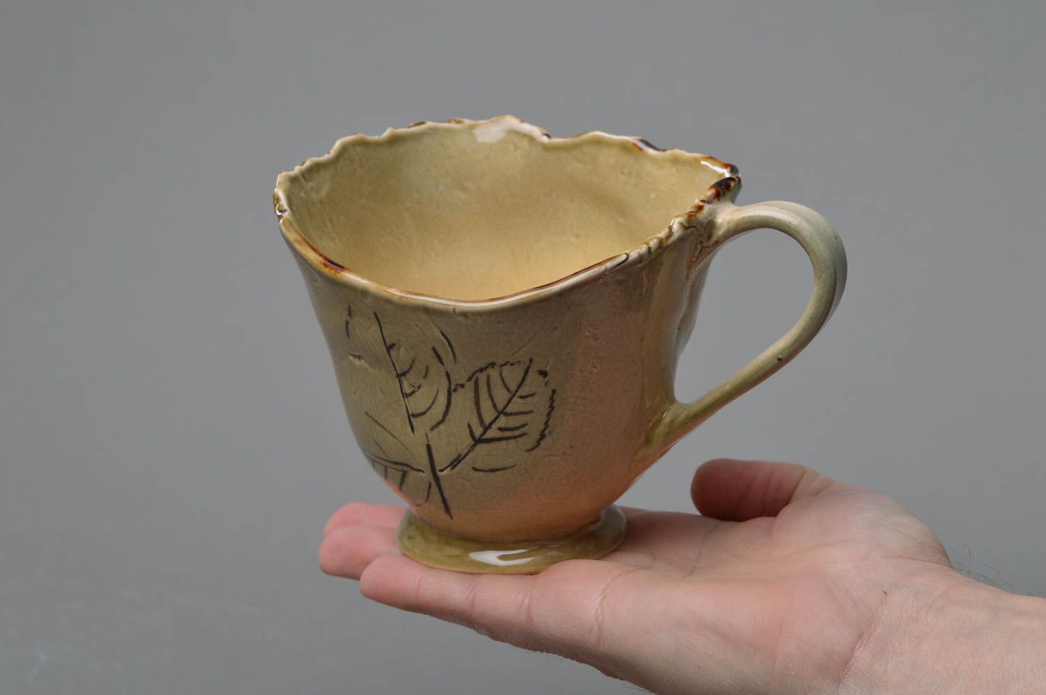 Schöne senffarbige handgemachte Tasse aus Porzellan mit Glasur Bemalung foto 4