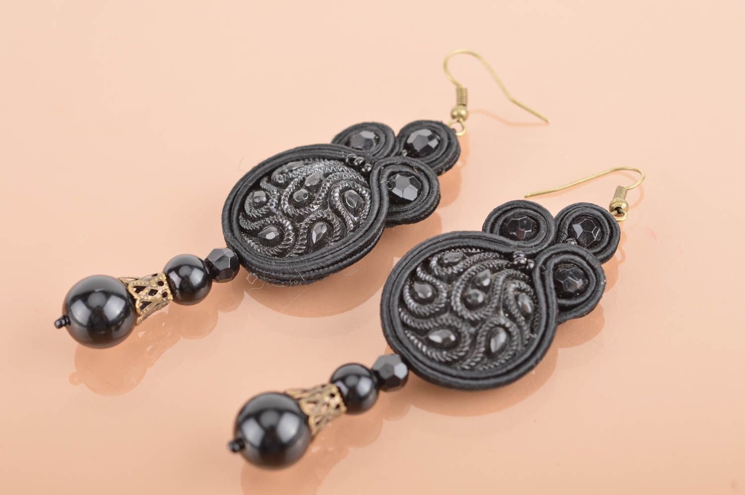 Lange massive stilvolle handgemachte Soutache Ohrringe in Schwarz für Damen foto 3