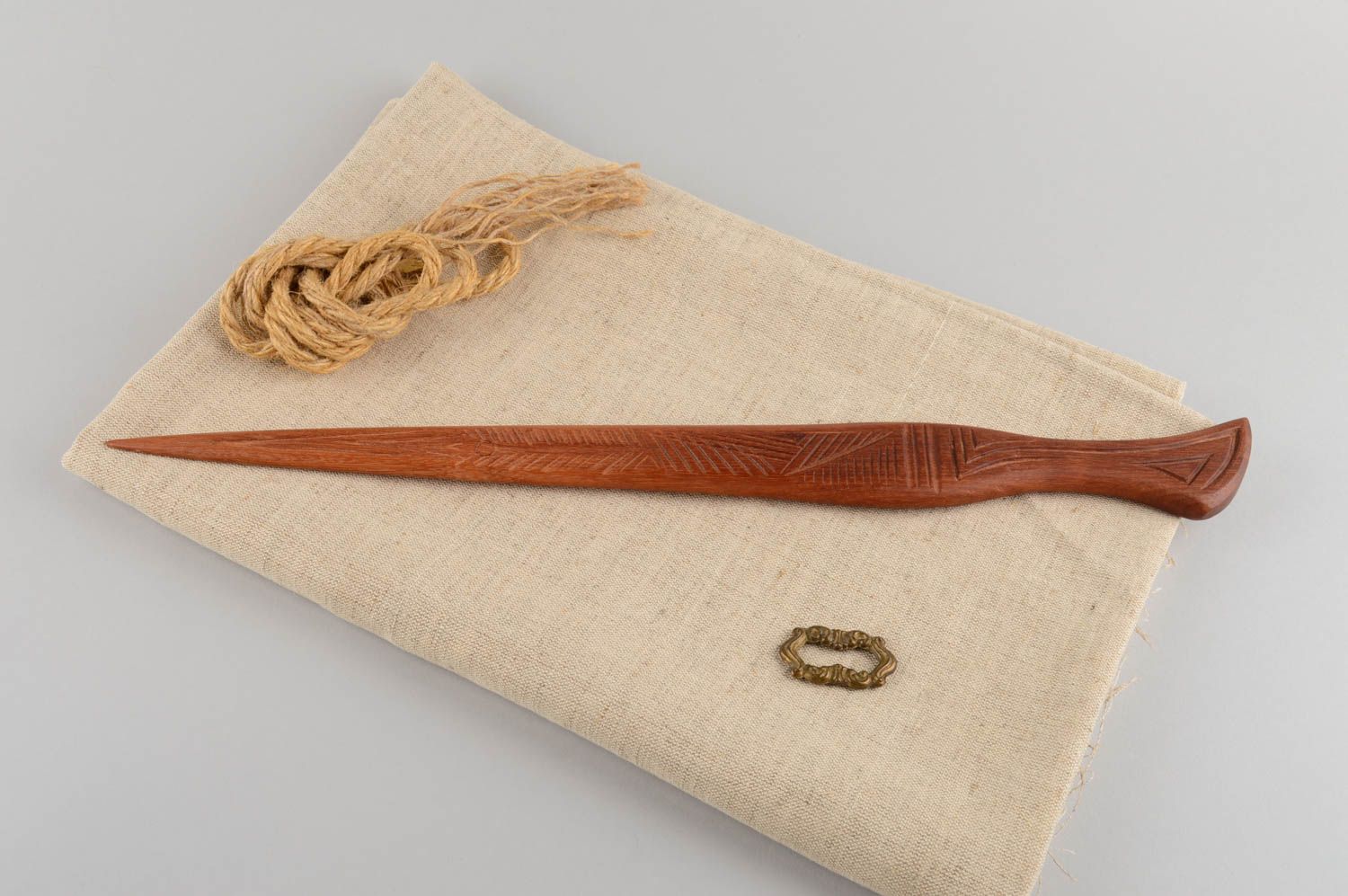 Dague décorative en bois ciré marron faite main cadeau original pour homme photo 1