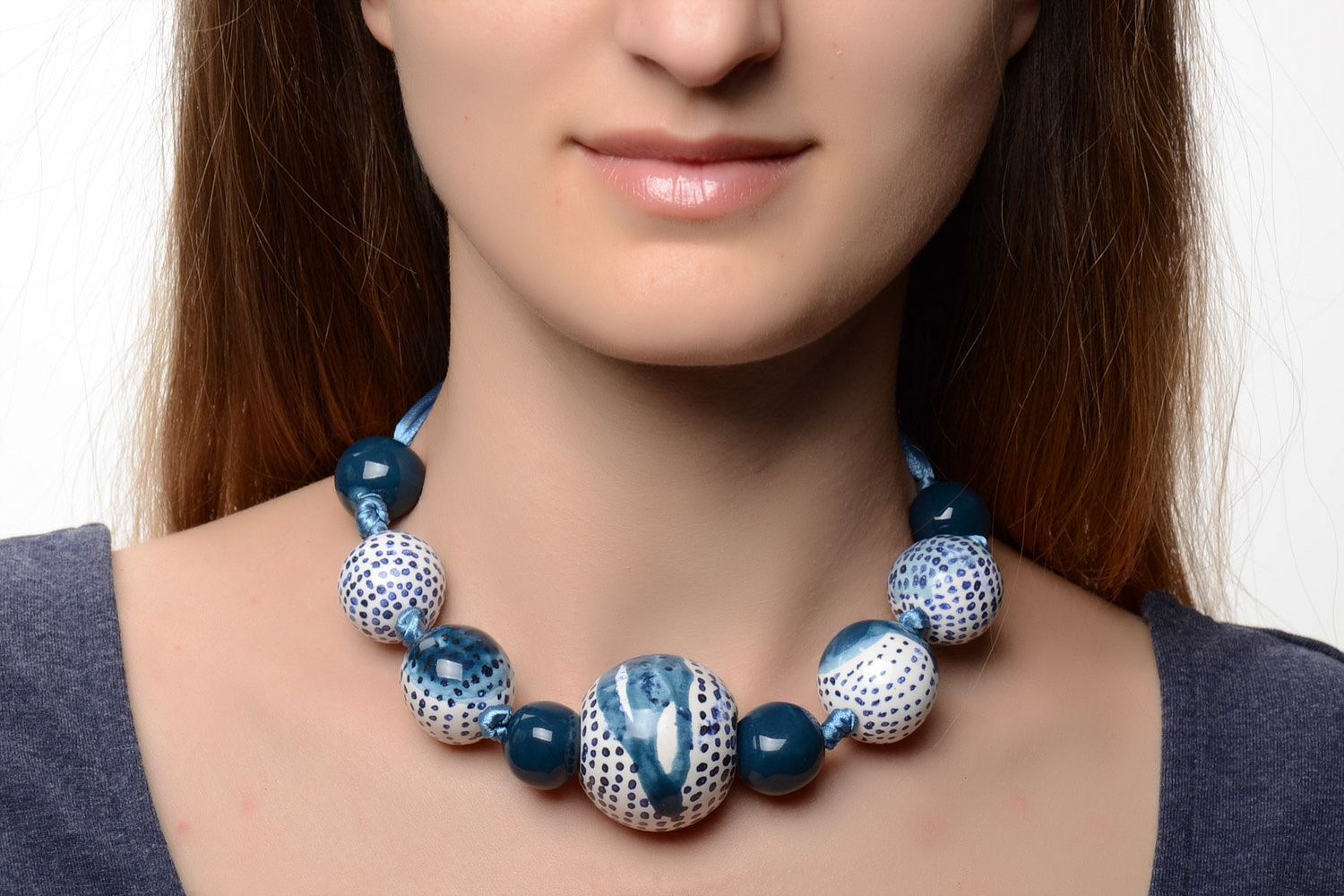 Глиняное ожерелье с росписью эмалями в голубых тонах на ленте женское красивое фото 1