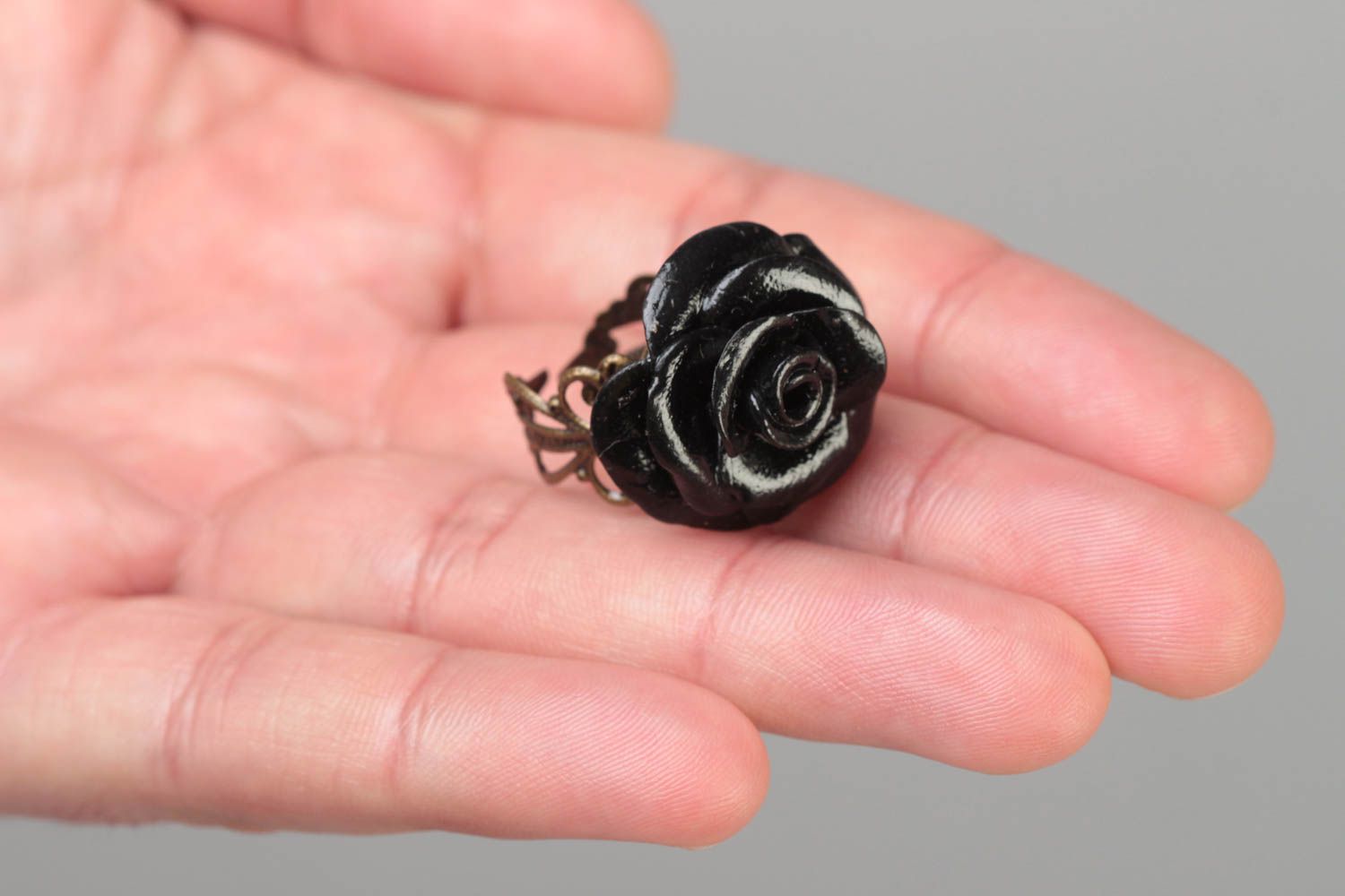 Bague en pâte polymère faite main originale taille réglable Rose noire photo 5