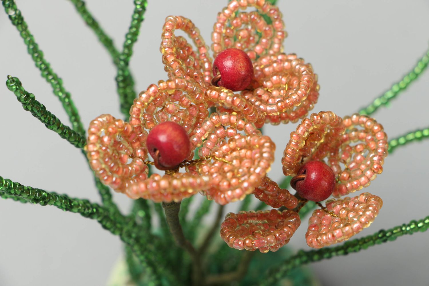Jolies fleurs décoratives en perles de rocaille photo 3