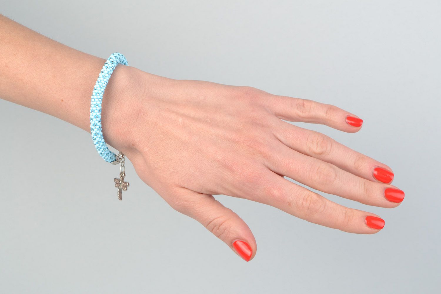 Наручный браслет из чешского бисера голубой с серебром и подвеской стрекозой ручной работы фото 1
