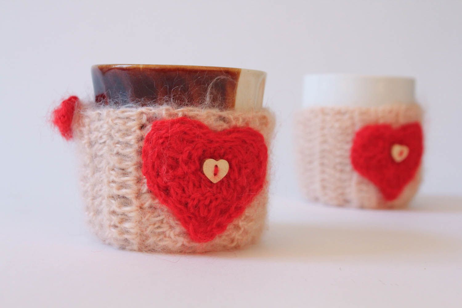 Copritazza all'uncinetto fatto a mano fodera a maglia per tazza cuore rosso foto 5