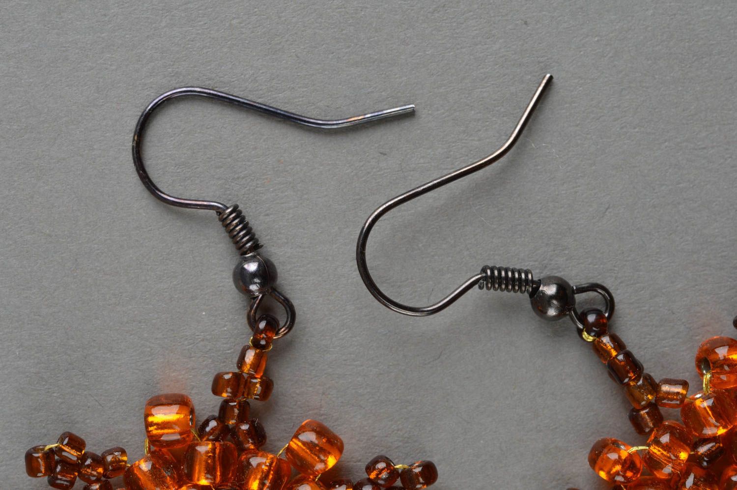 Boucles d'oreilles en perles de rocaille couleur ambre pendantes faites main photo 4