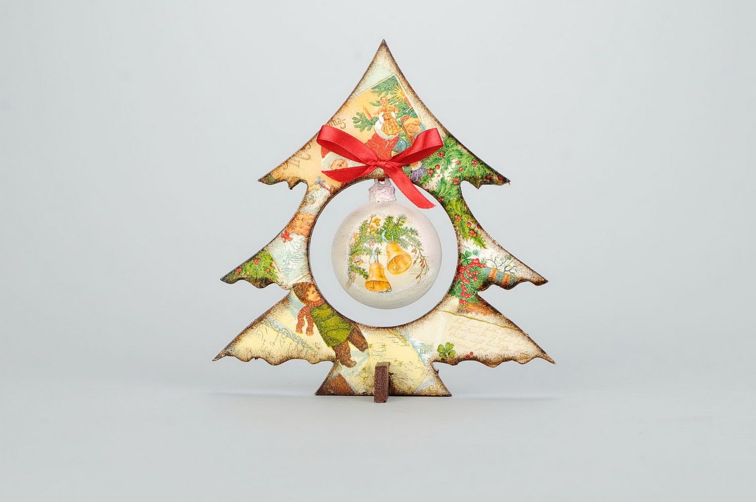 Uma árvore de Natal decorativa com bola em decoupage foto 2
